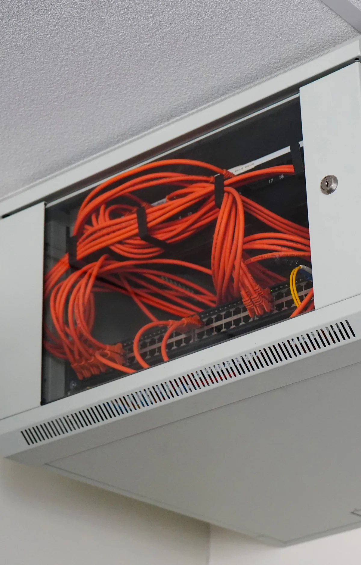 Fali hálózati szekrény rendezett kábelezéssel