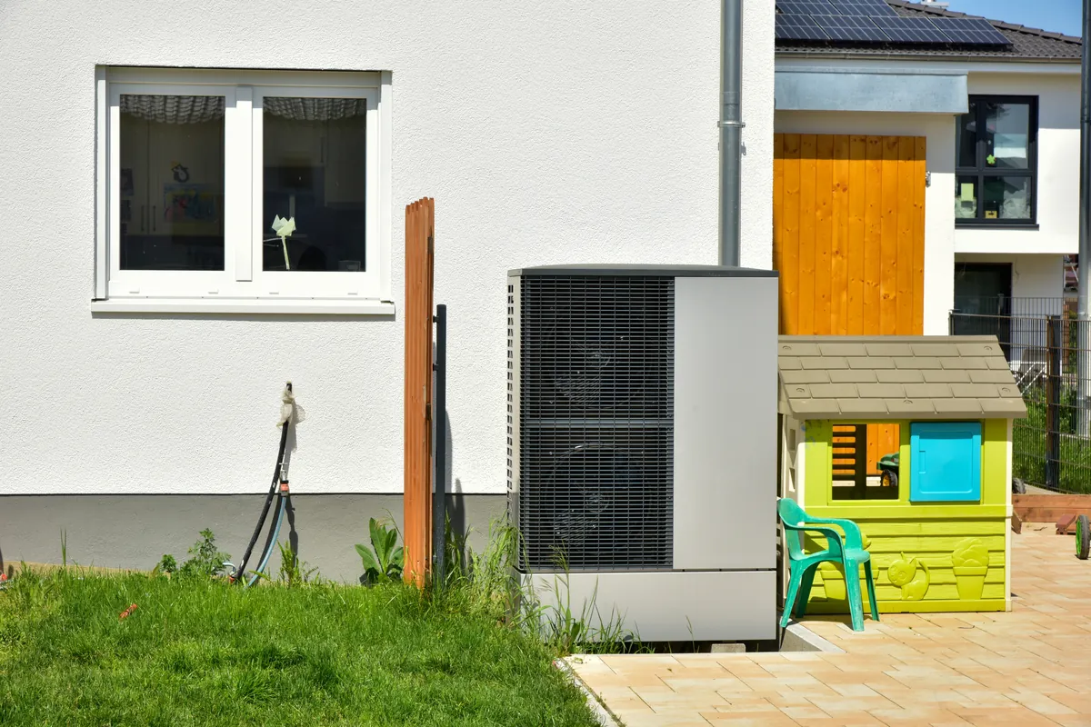 Levegős hőszivattyú egy új családi ház mellett