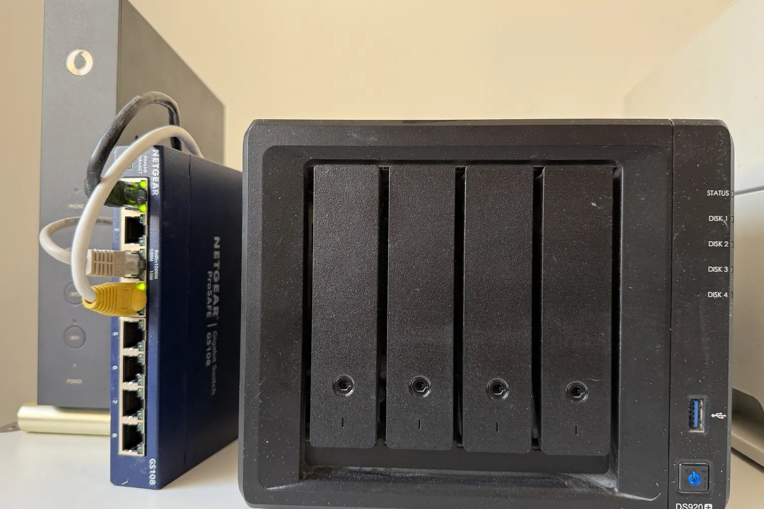 Hálózati tároló (NAS) és switch – a felvétel helyben marad