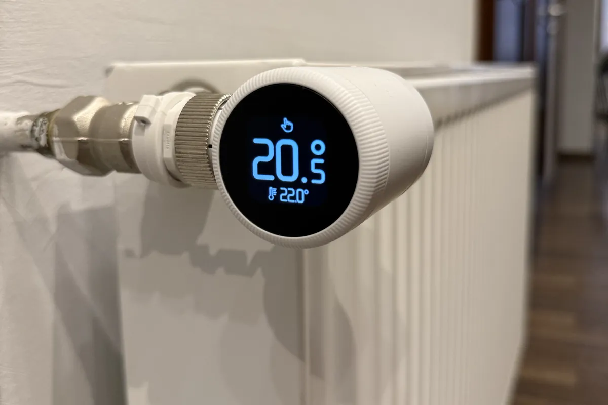 Okos radiátorszelep egy lakás folyosóján